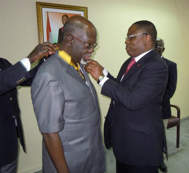 Sports et loisirs : Le Ministre Légré décoré par son prédécesseur, Dagobert Banzio